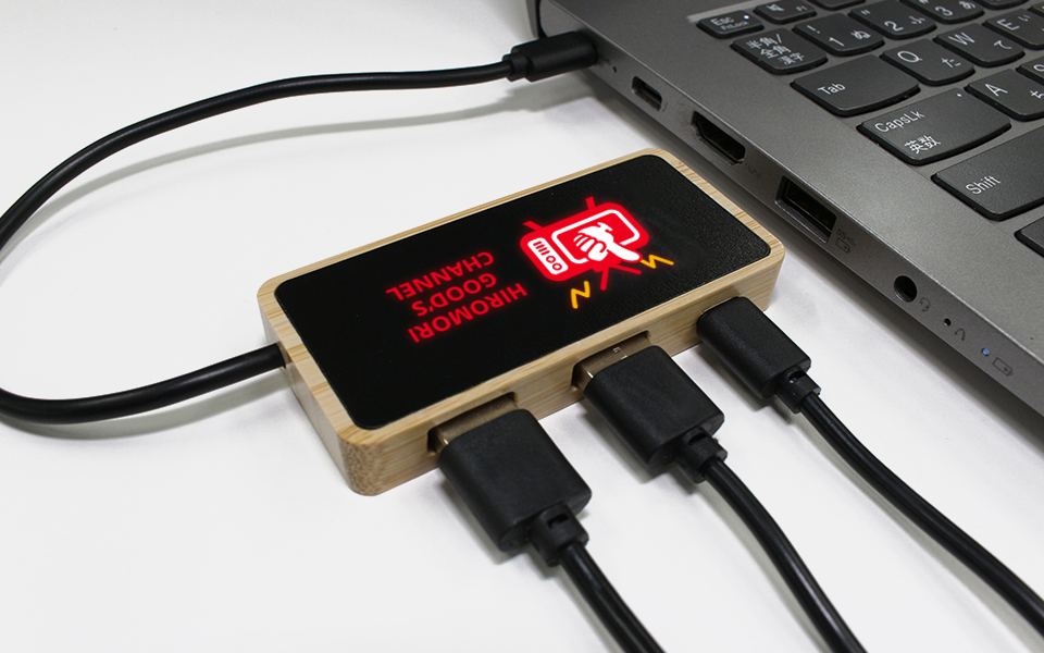 ロゴが光るUSBハブ_使用イメージ